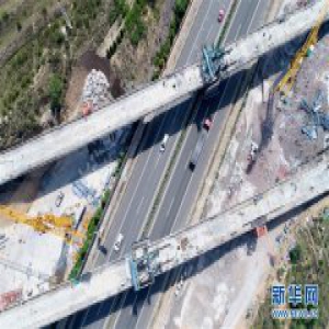 京张高铁崇礼支线跨京藏高速连续梁合龙