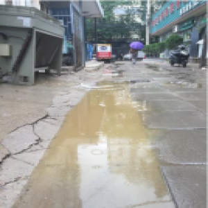 西城小西天东里老路地砖破损坑坑洼洼
