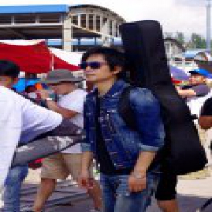 “青年版”齐秦惊现《站住小偷》片场 上演大约在冬季情怀杀