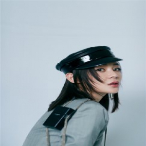 袁姗姗亮相时尚盛典 潮酷风格诠释新经典