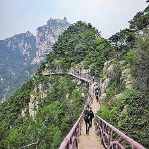 新泰莲花山悬崖栈道“十一”前夕全线开通