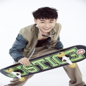 宣言“活力全开”写真 解锁滑板少年朝气十足