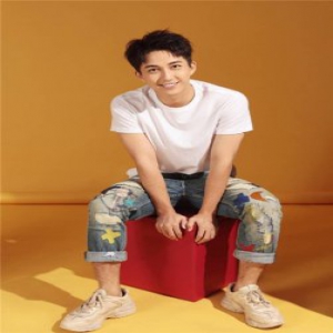 陈楚洹参加新戏《说谎者游戏》开机仪式 天才少年“白鸦”即将上线