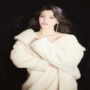 冲出屏幕的温暖！葛天写真被毛绒大衣包裹锁骨迷人