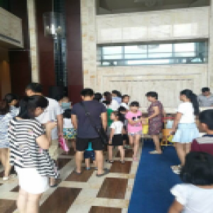 金诚财富举办亲子井盖涂鸦活动