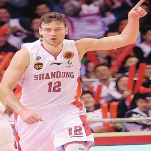 莫泰加盟马刺征战NBA季后赛 下赛季仍有望签约山东男篮