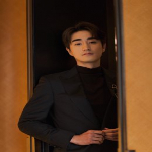 杨玏曝光圣诞写真 眼里有星星温暖如少年