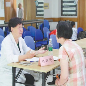 海军军医大学长海医院原护理部主任姚梅芳67岁起援疆5年“留下一支不走的医疗队”