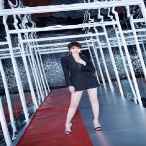 王妍之受邀出席芭莎珠宝晚宴 帅气时髦展现时尚经典范