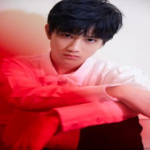 敖子逸亮相2018星光盛典 斩获“年度号召力新秀”奖