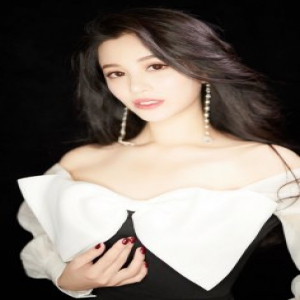 葛天美照曝光香肩袭人 新作《黑暗迷宫》今日上映