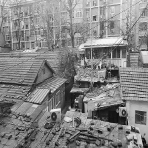 羊坊店居民楼北侧 小房插缝搭 线缆随意拉