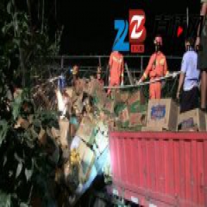 雨后路滑货车翻进沟 枣庄消防破拆救出被困者