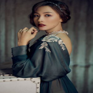 郑罗茜风姿绰约 复古造型美到心醉