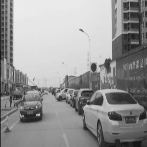 小区居民乱停车 青翠街成“停车