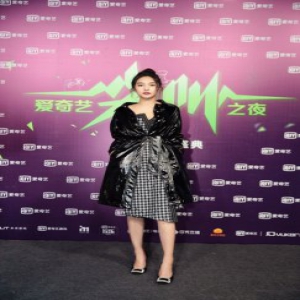 演员王可如、隋源出席颁奖盛典 率性优雅气场全开