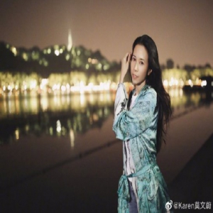 莫文蔚夜游西湖享受美景 长发如瀑身材曼妙气质佳
