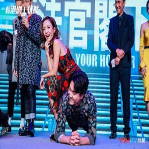 王浩信领衔《兄弟》剧组现身港剧场遇“强搂”