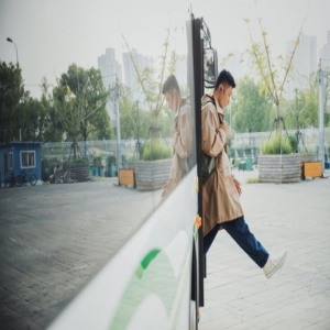 余文乐上海街头拍广告 骑自行车重回学生时代