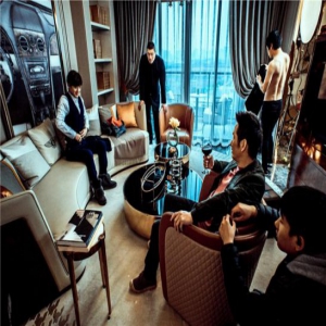 《站住！小偷》诠释人生如戏 郑云红酒里“品”百味人生