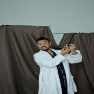 刘向京搞怪浴袍写真曝光 反差萌魅力爆表