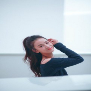 隋源最新画报公开 阳光少女甜美清新展现初冬活力