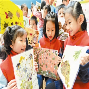 天津青少年活动中心艺术班：落叶作画宣传环保