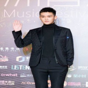 熊梓淇现身亚洲音乐盛典 获“年度飞跃艺人”实至名归