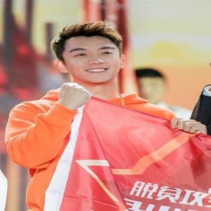 郑恺助力“脱贫攻坚战星光行动”为爱传递正能量