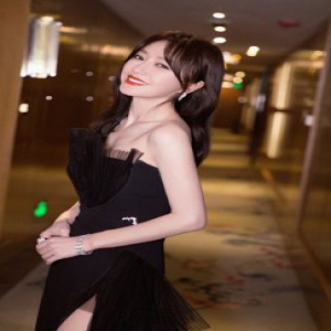 秦岚优雅亮相时尚盛典 肌肤雪白红唇笑靥如花