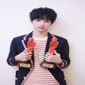 敖子逸帅气亮相 斩获“红毯着装”与“潜力新人”两项大奖