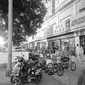 拱辰南大街西侧人行道上摆卖电动车