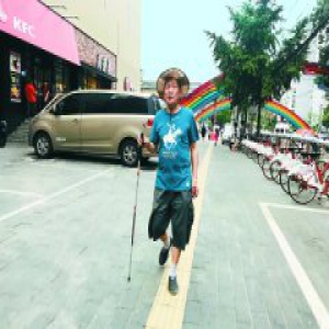 盲人带记者回访体验：“盲道畅通了，走路都带风”