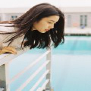 “氧气少女”徐若晗 衬衫牛仔裤演绎清新初秋