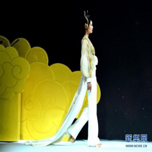 “楚和听香 CHUYAN·开元”时装发布会在京举行