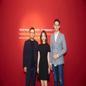 谭松韵亮相艺术展 于影像辉映间领悟爱