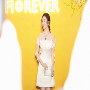 杨蓉亮相品牌活动 优雅灵动仙女范儿十足