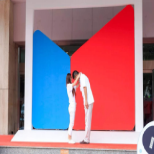 度小满金融乔迁之喜 年纪最小工程师为CEO佩戴新工卡