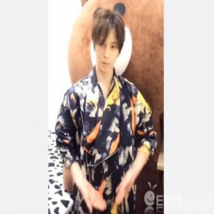 陈奕天独创《不要裙子》舞 魔性而呆萌的舞蹈又竖二次元形象