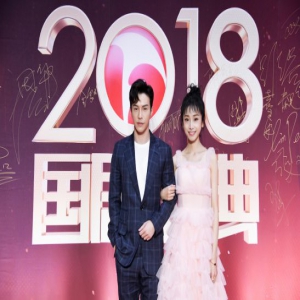 王冠逸英伦风亮相国剧盛典 绅士挽姜梓新甜度满分