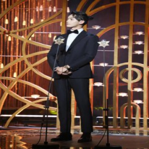 “年度新势力”许凯出席活动 简约西装展绅士风采