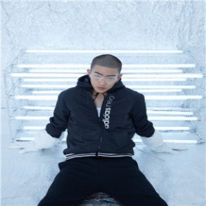 屈楚萧晒照回应头发争议 网友吐槽直男式自拍