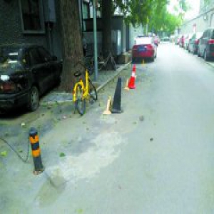 “地锁胡同”拔地锁 凭证停车不堵了