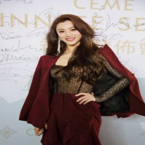 葛天受邀CEME看秀 身穿红裙套装圣诞气息浓郁