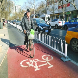 劲松地区三条路段 自行车道乱停放占道车已清理