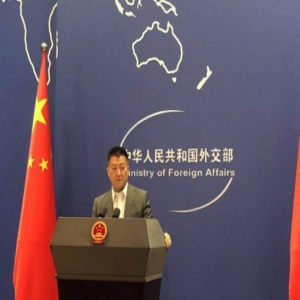 今天外交部发言人“忘记”打领带了？空调也“忘了”开？原来……