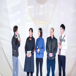 何炅《声入人心》与李文豹比身高 助力宝藏成员圆梦舞台