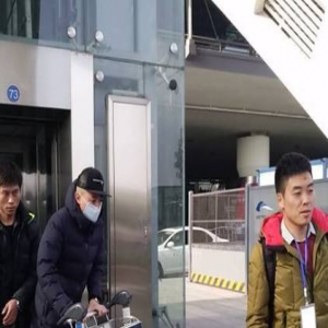 霍建华在机场的这一行为获赞，却有网友这样说…