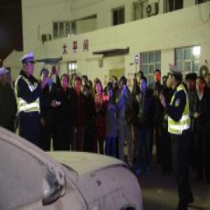天津交警抓酒驾司机去太平间醒酒 遭女子连扇3耳光
