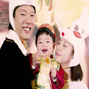 凌潇肃设宴为爱子庆生 眼角噙泪幸福微笑(图)